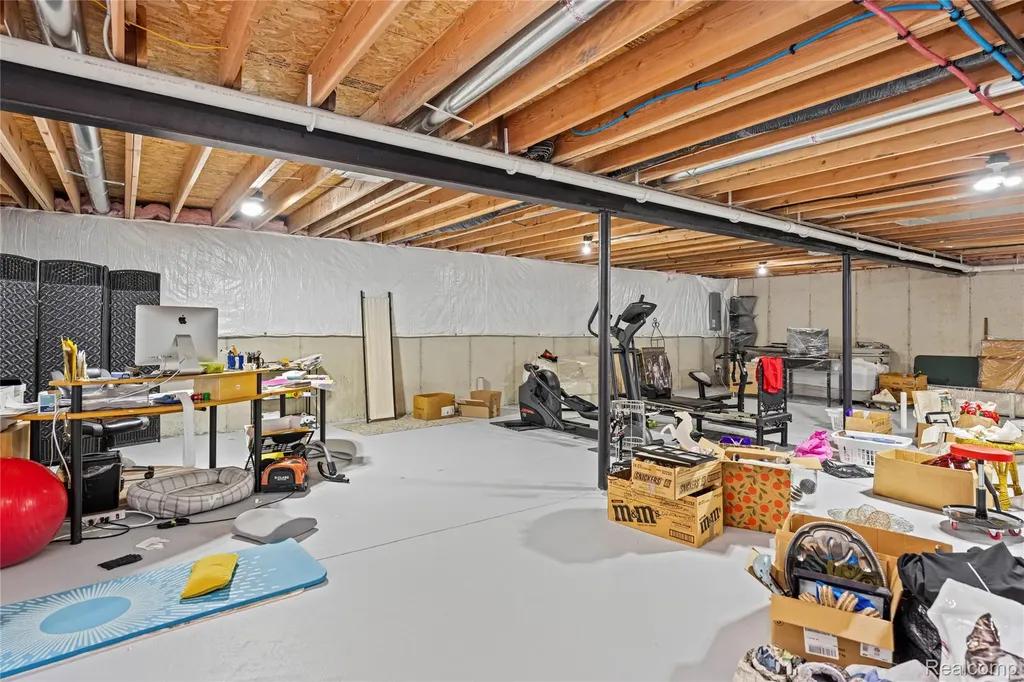 30289 Berghway Trail Warren City MI 48092