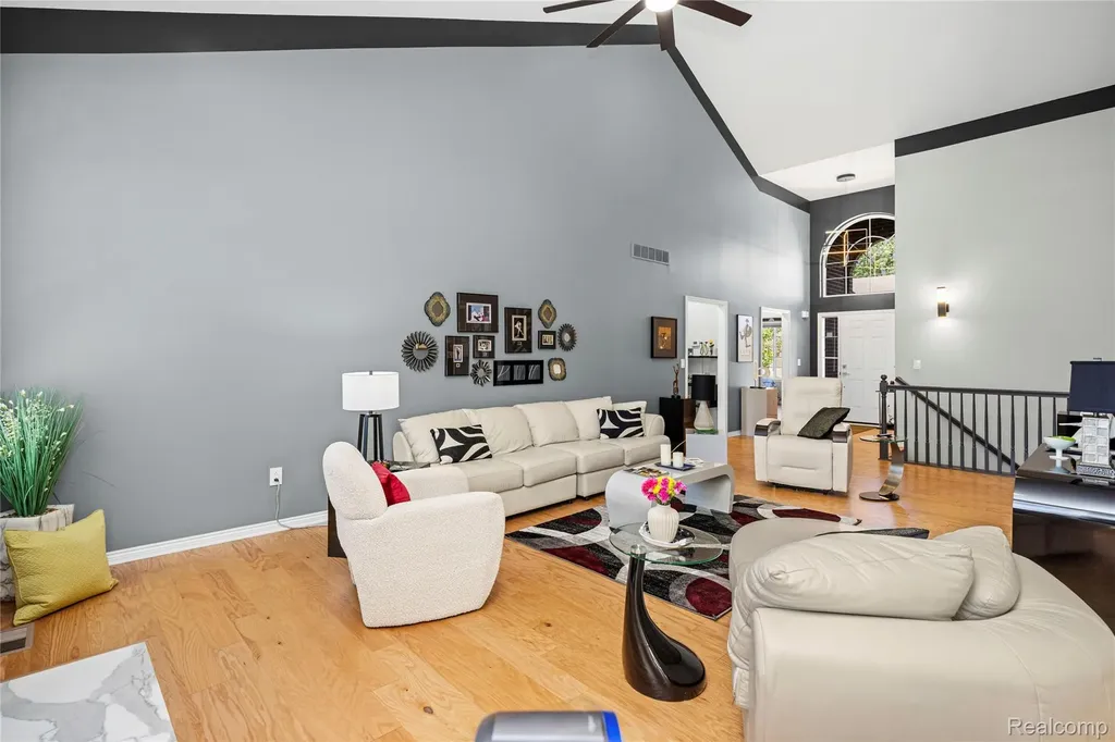 30289 Berghway Trail Warren City MI 48092