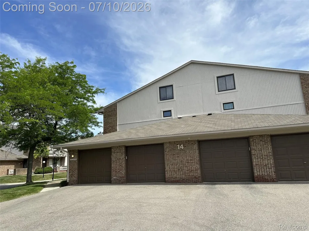 6669 Maple Lakes Drive West Bloomfield Charter Township MI 48322