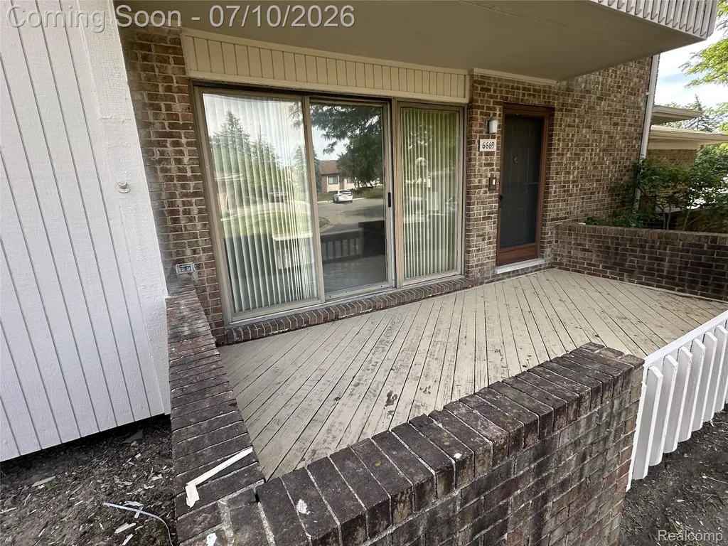6669 Maple Lakes Drive West Bloomfield Charter Township MI 48322