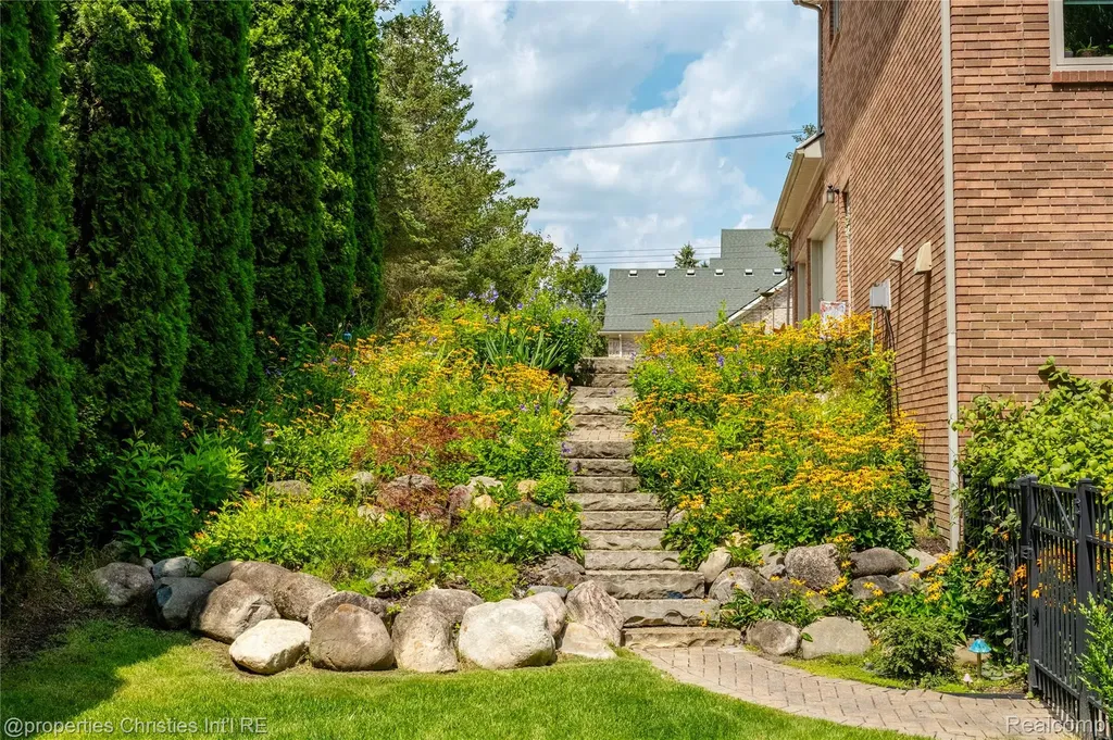 32405 Maria Court Livonia City MI 48152