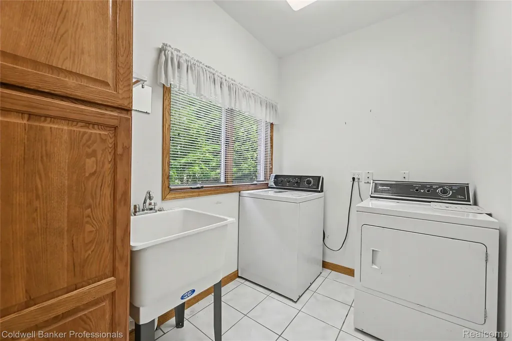 7351 Locklin West Bloomfield Charter Township MI 48324