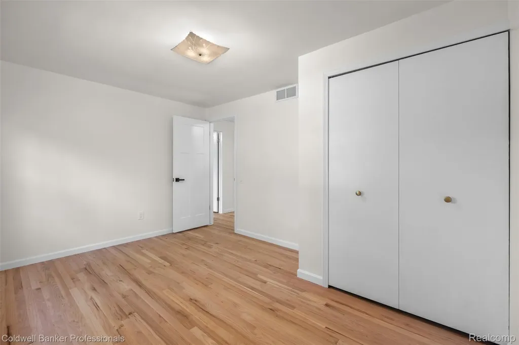 5890 Pinecroft Drive West Bloomfield Charter Township MI 48322