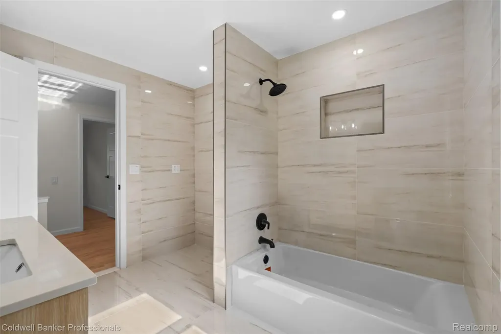 5890 Pinecroft Drive West Bloomfield Charter Township MI 48322