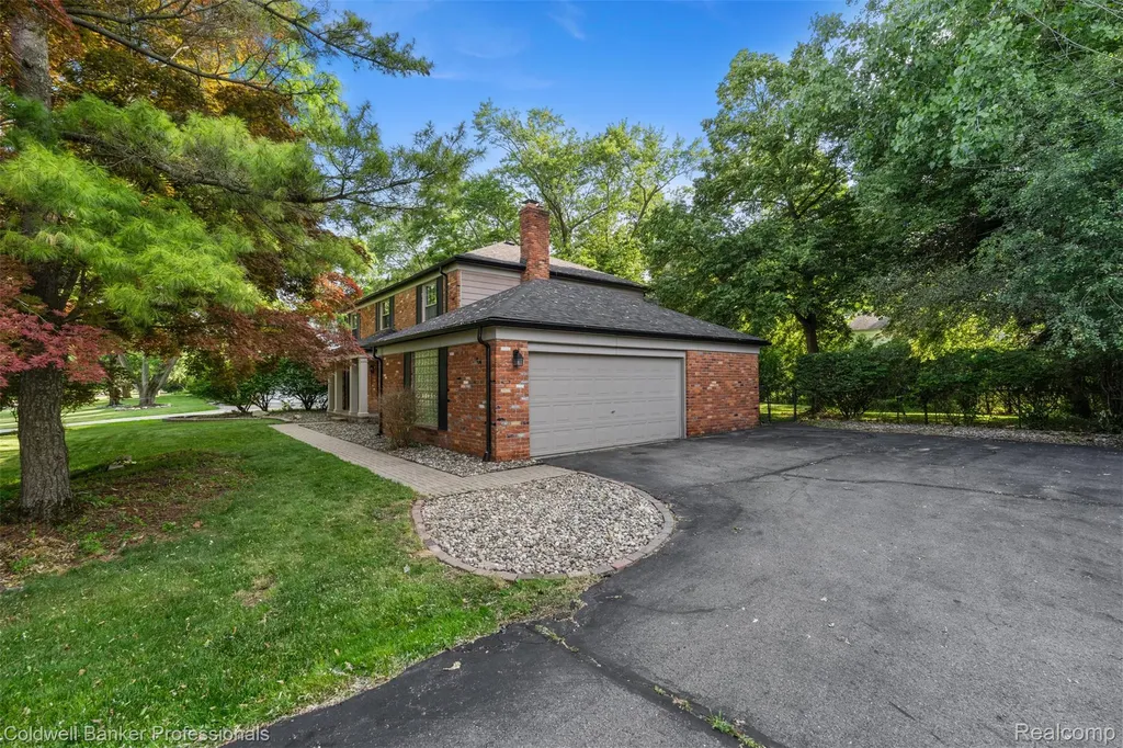 5890 Pinecroft Drive West Bloomfield Charter Township MI 48322