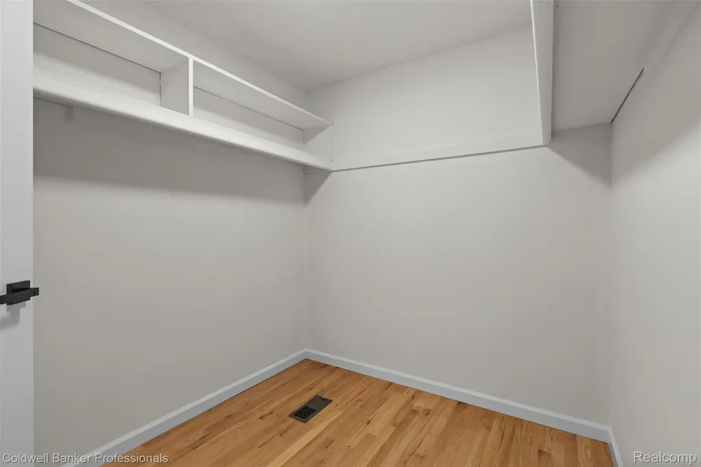 5890 Pinecroft Drive West Bloomfield Charter Township MI 48322