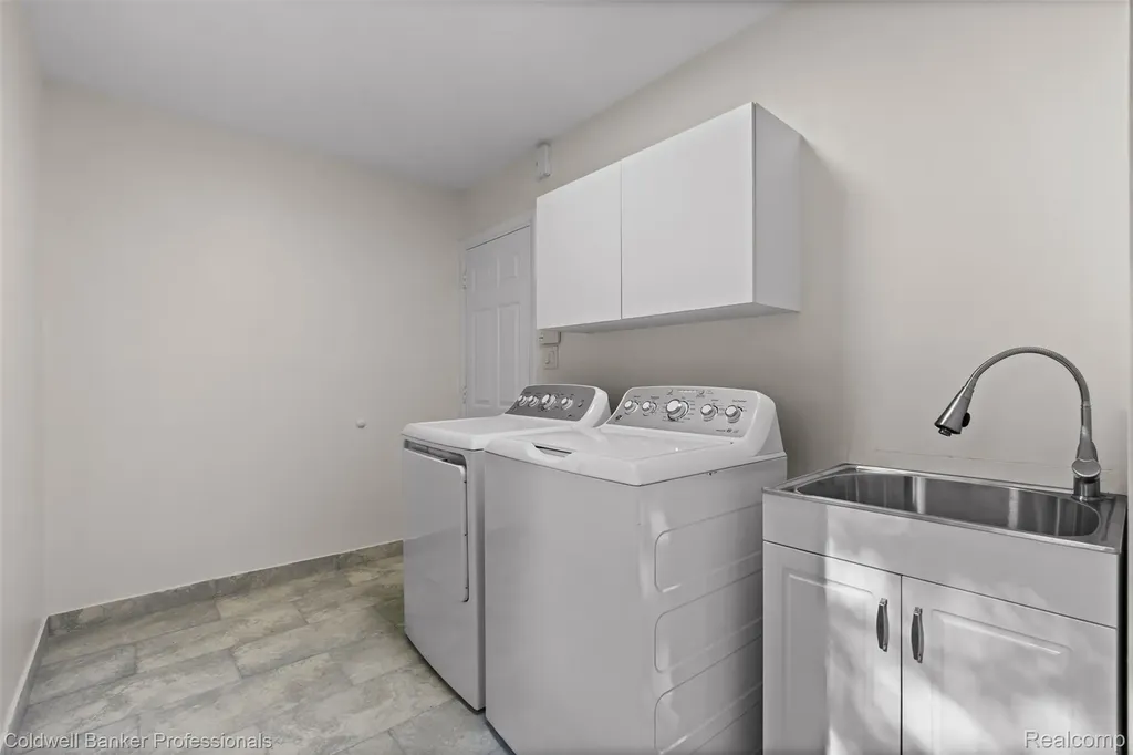 5890 Pinecroft Drive West Bloomfield Charter Township MI 48322