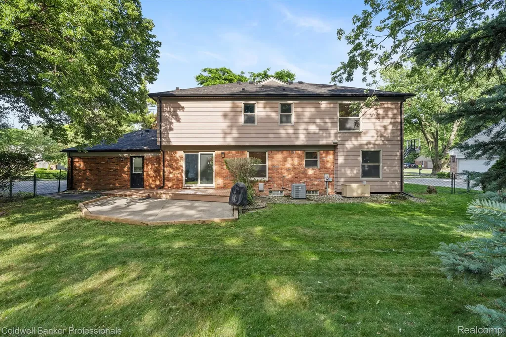 5890 Pinecroft Drive West Bloomfield Charter Township MI 48322