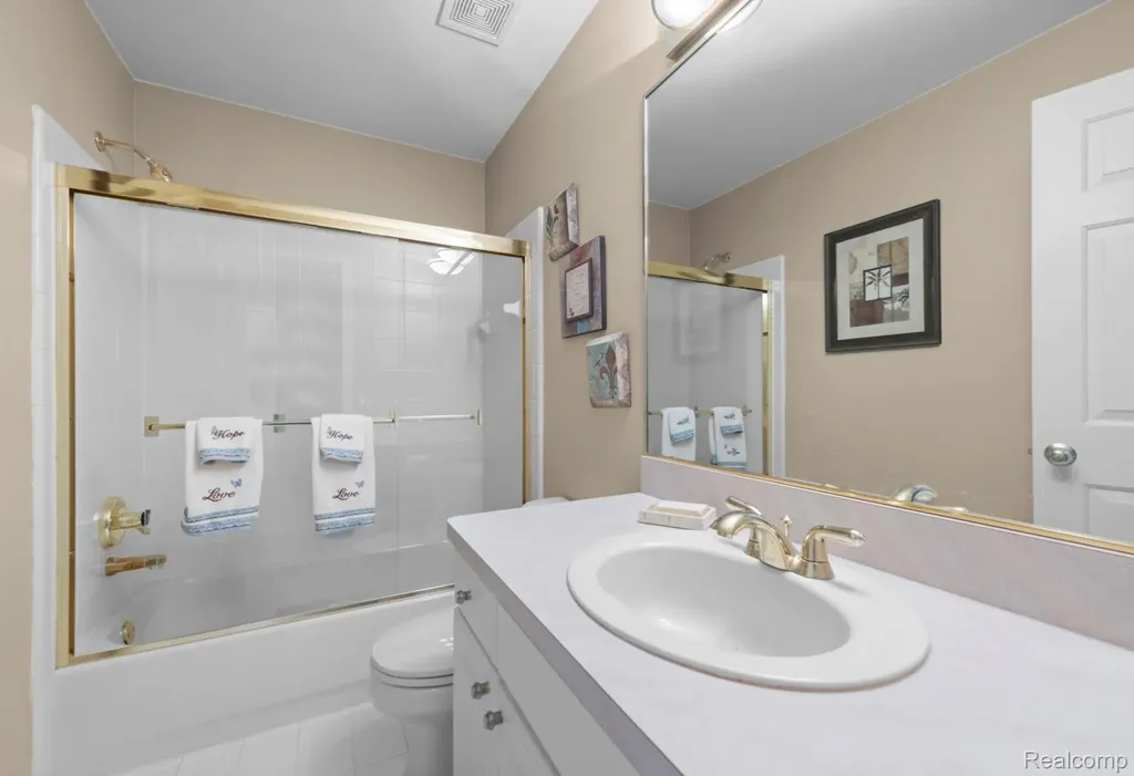 15437 Pebble Pointe Drive Clinton Charter Township MI 48038