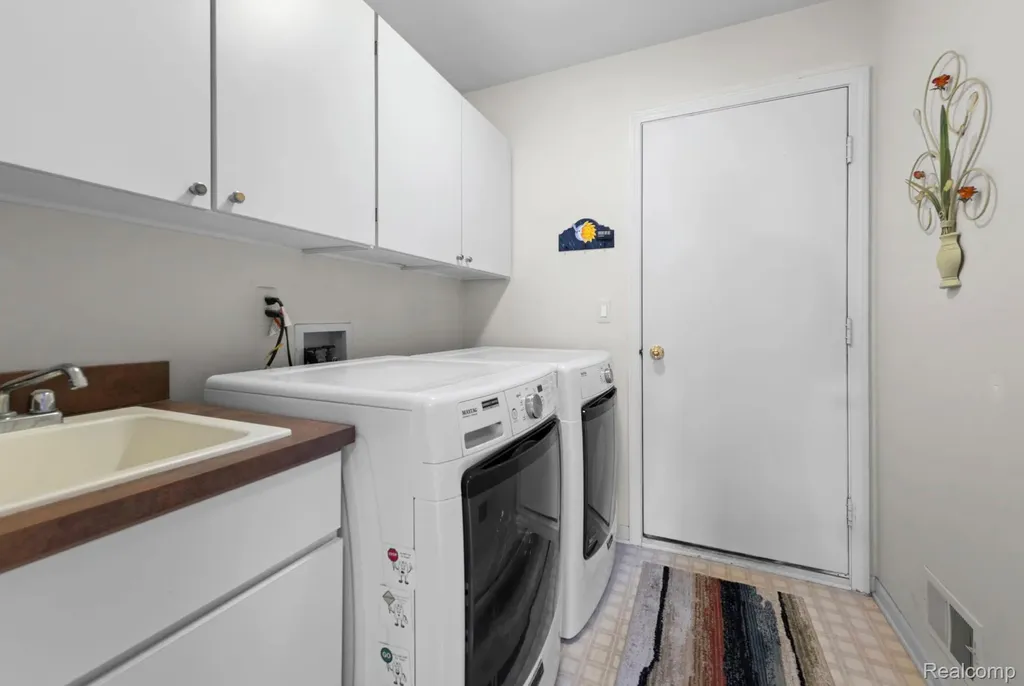 15437 Pebble Pointe Drive Clinton Charter Township MI 48038