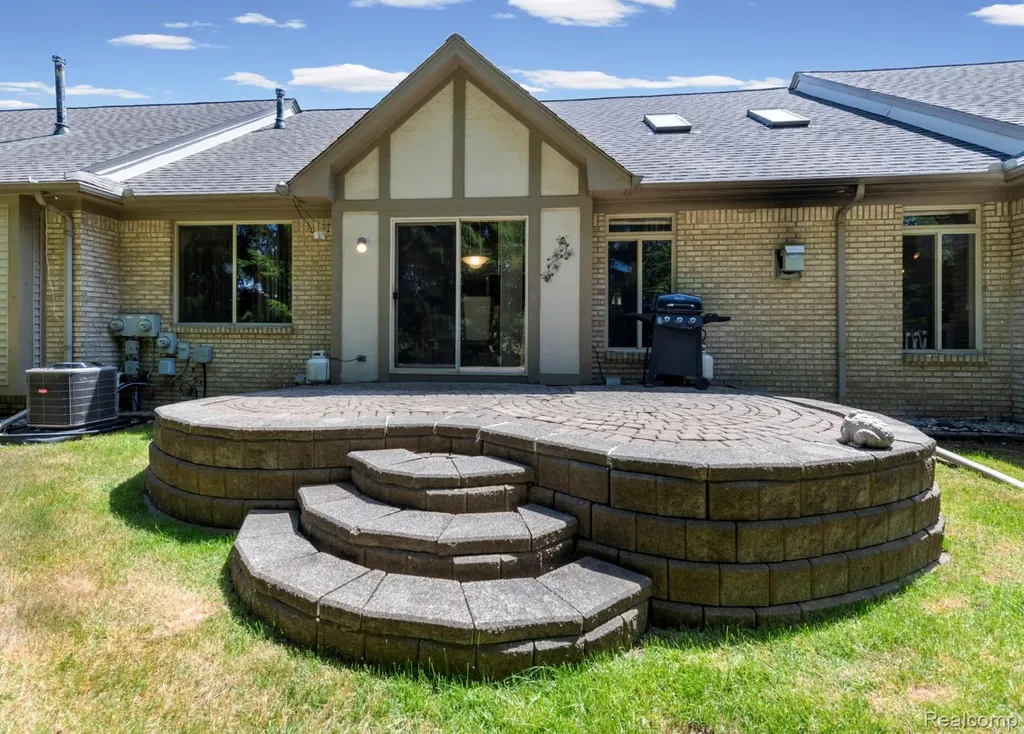 15437 Pebble Pointe Drive Clinton Charter Township MI 48038