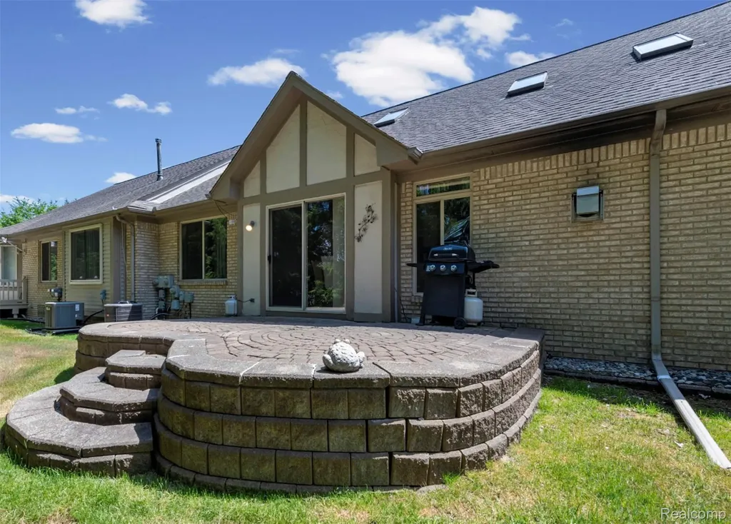 15437 Pebble Pointe Drive Clinton Charter Township MI 48038