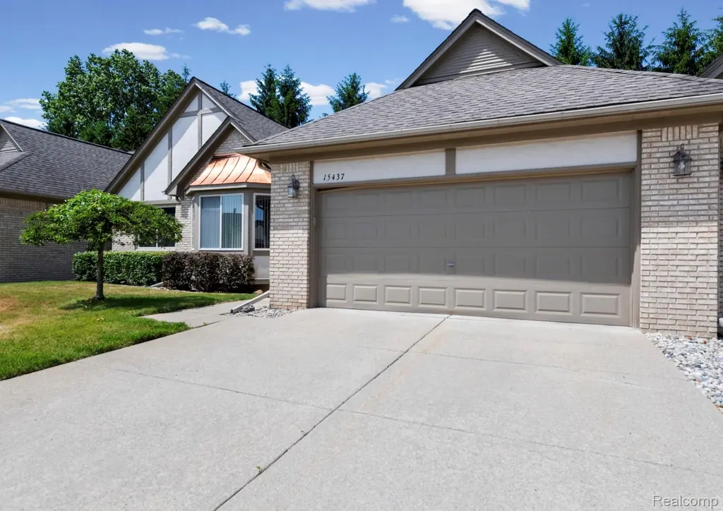 15437 Pebble Pointe Drive Clinton Charter Township MI 48038
