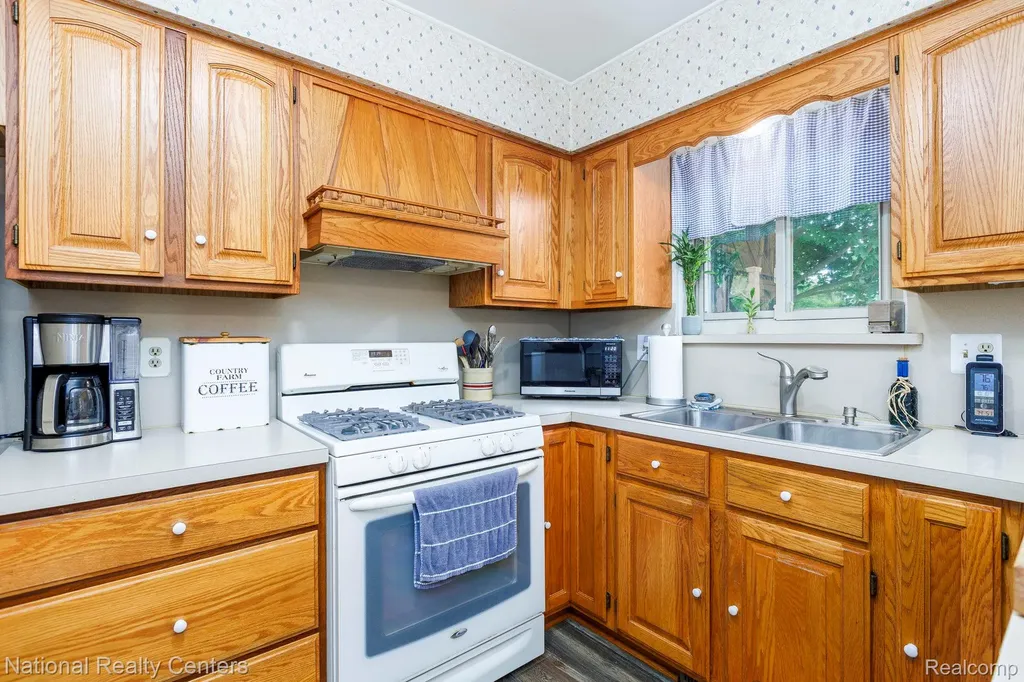 9150 Maplewood Drive White Lake Charter Township MI 48386