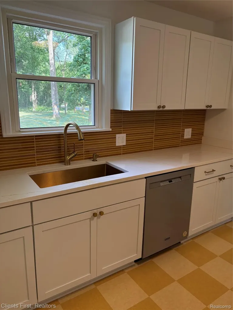24162 Gleneyrie Drive Southfield City MI 48033