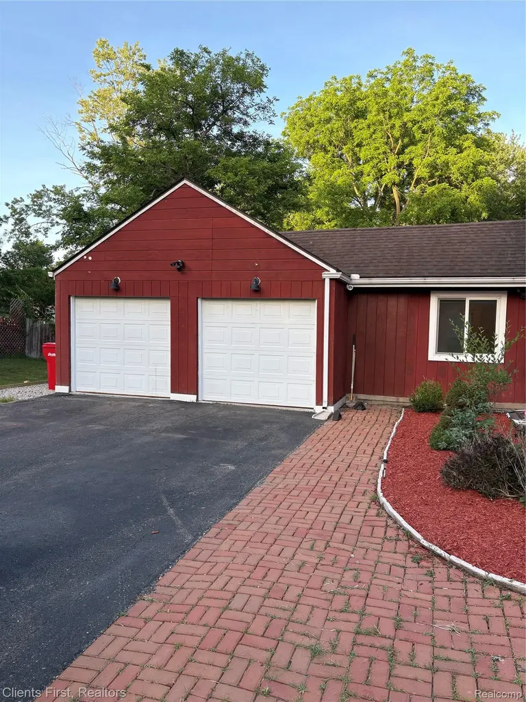 24162 Gleneyrie Drive Southfield City MI 48033