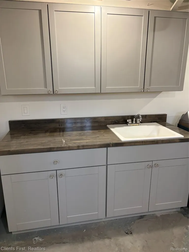 24162 Gleneyrie Drive Southfield City MI 48033