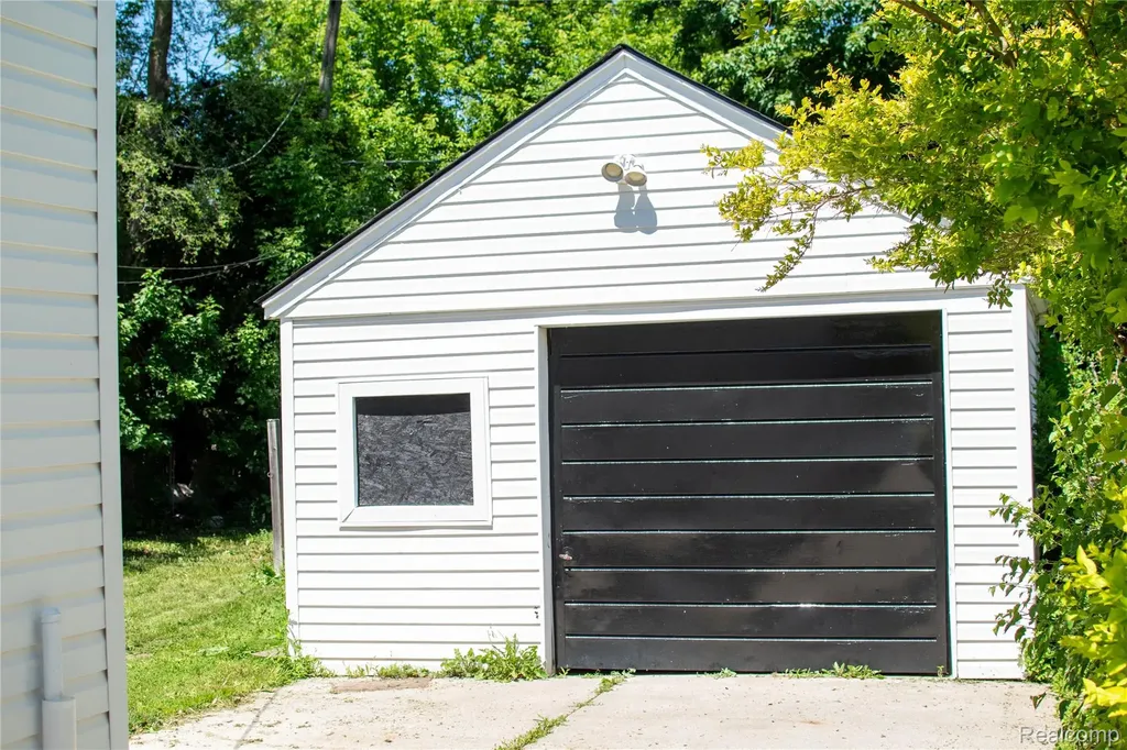 19685 Washtenaw Street Harper Woods City MI 48225