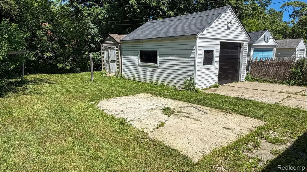 19685 Washtenaw Street Harper Woods City MI 48225