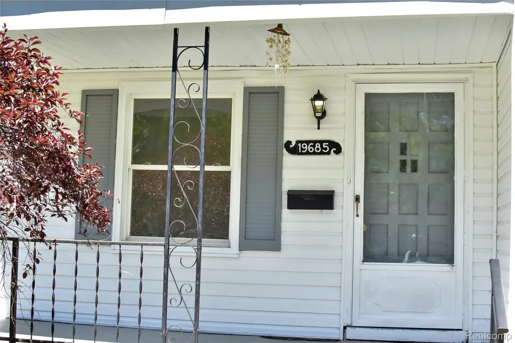 19685 Washtenaw Street Harper Woods City MI 48225