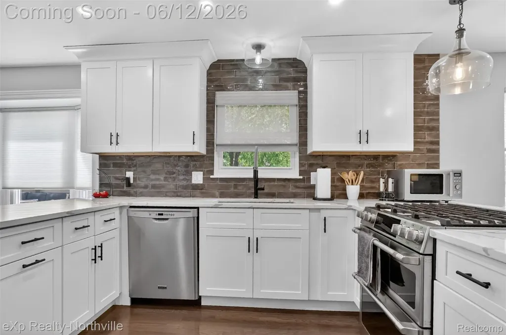 33083 Broadmoor Court Livonia City MI 48154