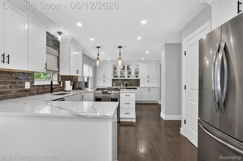 33083 Broadmoor Court Livonia City MI 48154