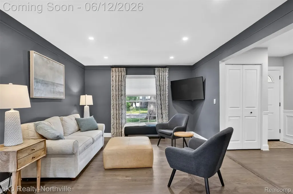 33083 Broadmoor Court Livonia City MI 48154