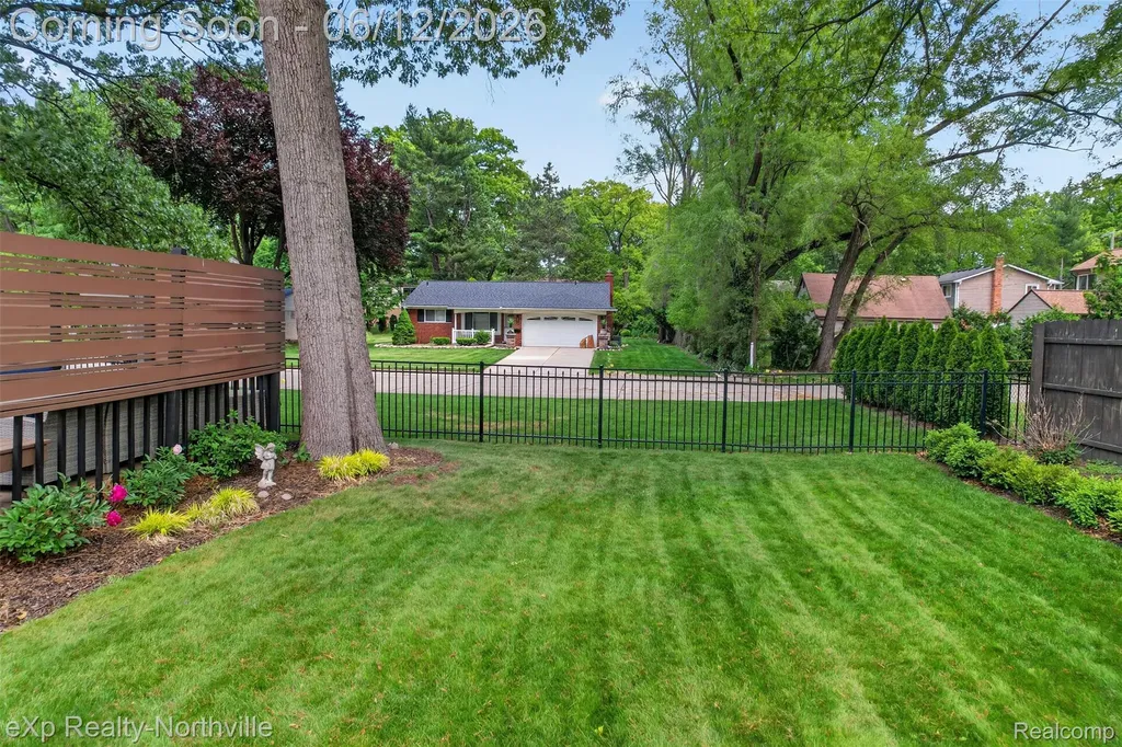 33083 Broadmoor Court Livonia City MI 48154
