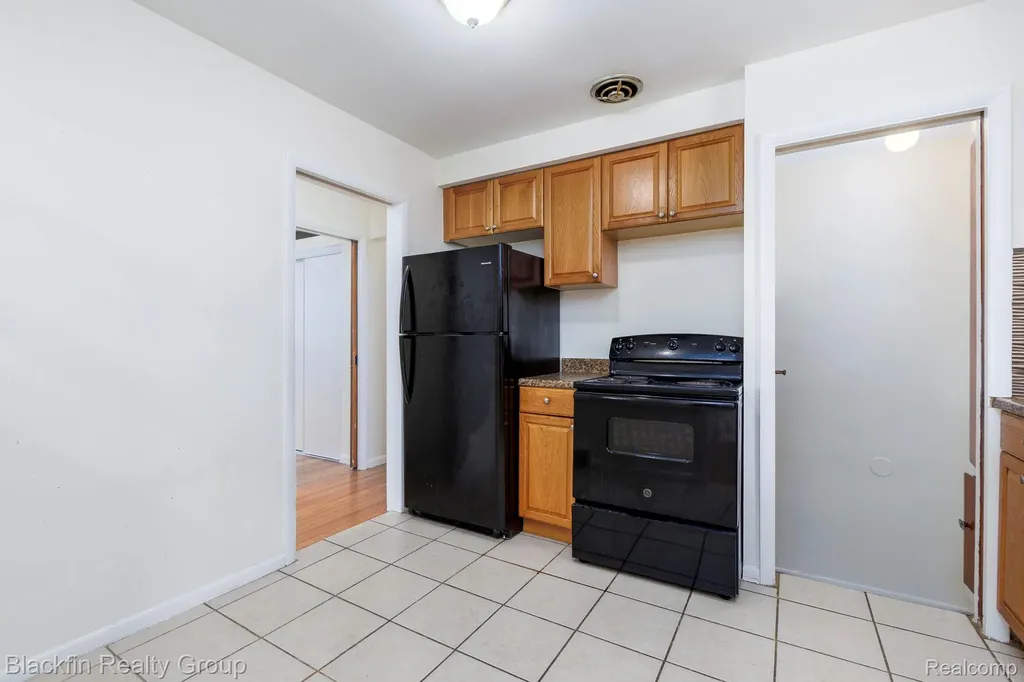 24641 Ridgedale Street Oak Park City MI 48237
