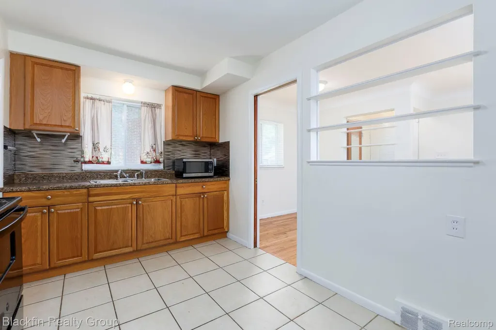 24641 Ridgedale Street Oak Park City MI 48237