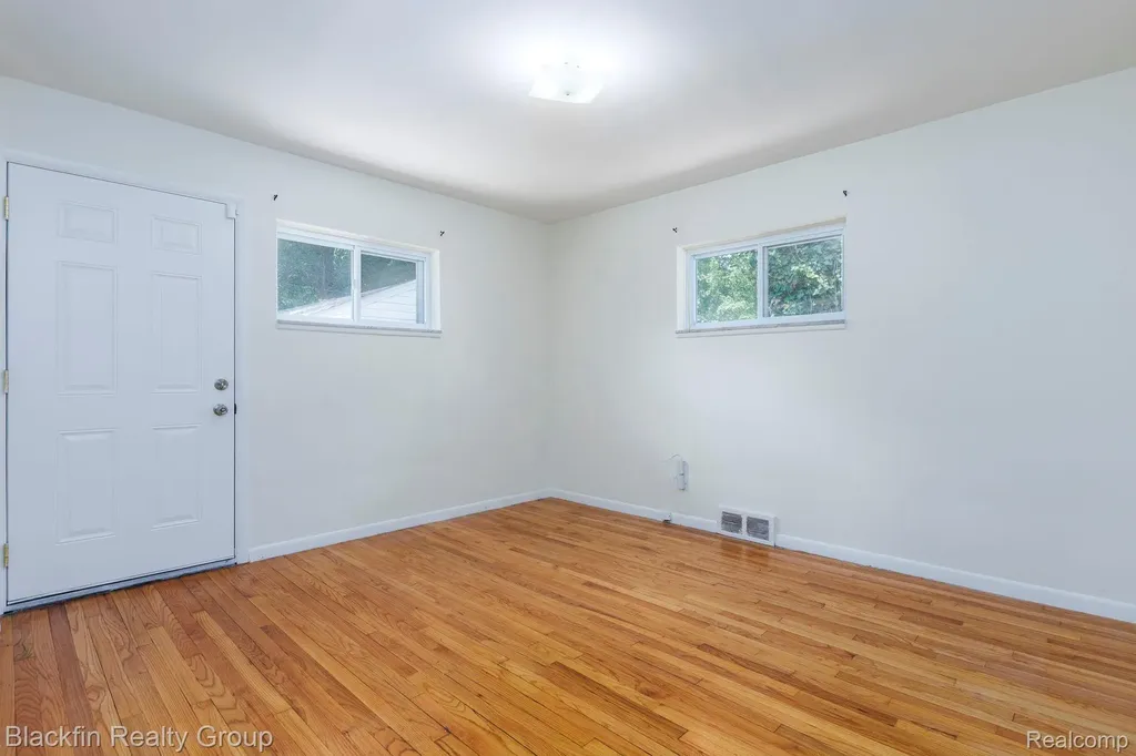 24641 Ridgedale Street Oak Park City MI 48237