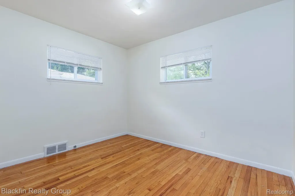 24641 Ridgedale Street Oak Park City MI 48237