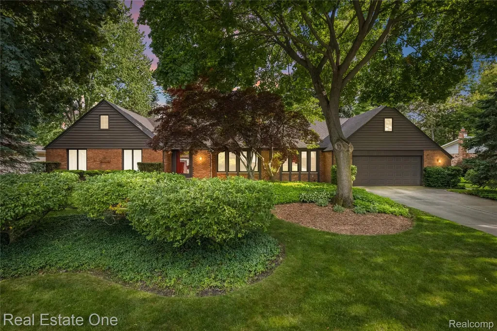 28330 E Blom Drive Harrison Charter Township MI 48045