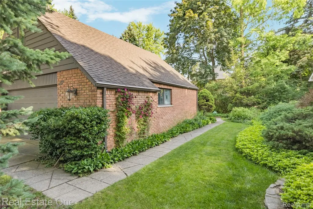 28330 E Blom Drive Harrison Charter Township MI 48045