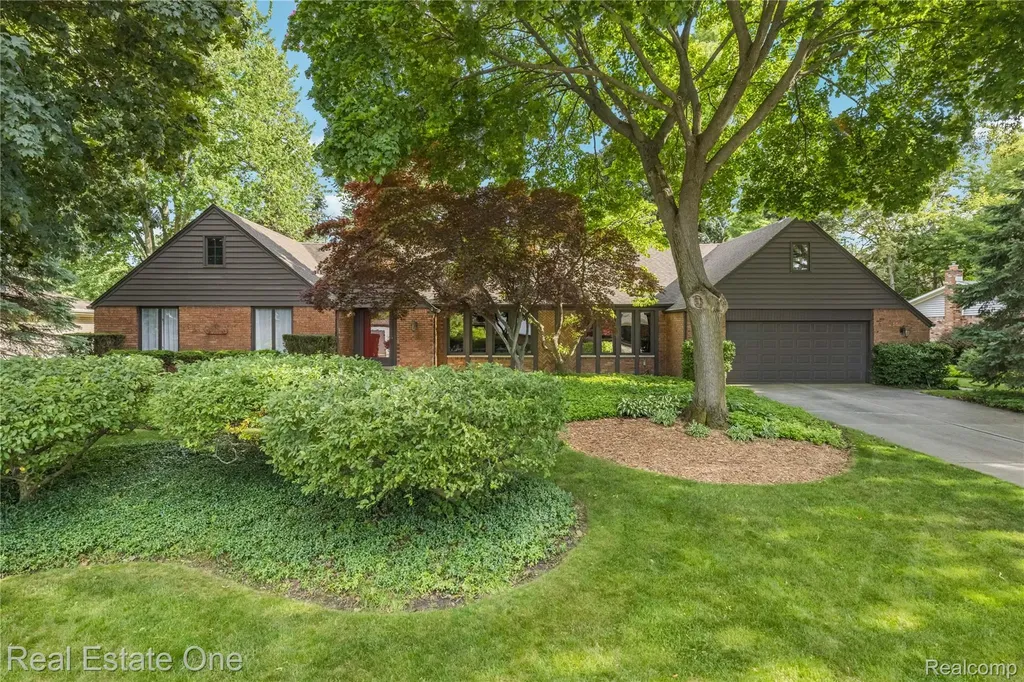 28330 E Blom Drive Harrison Charter Township MI 48045