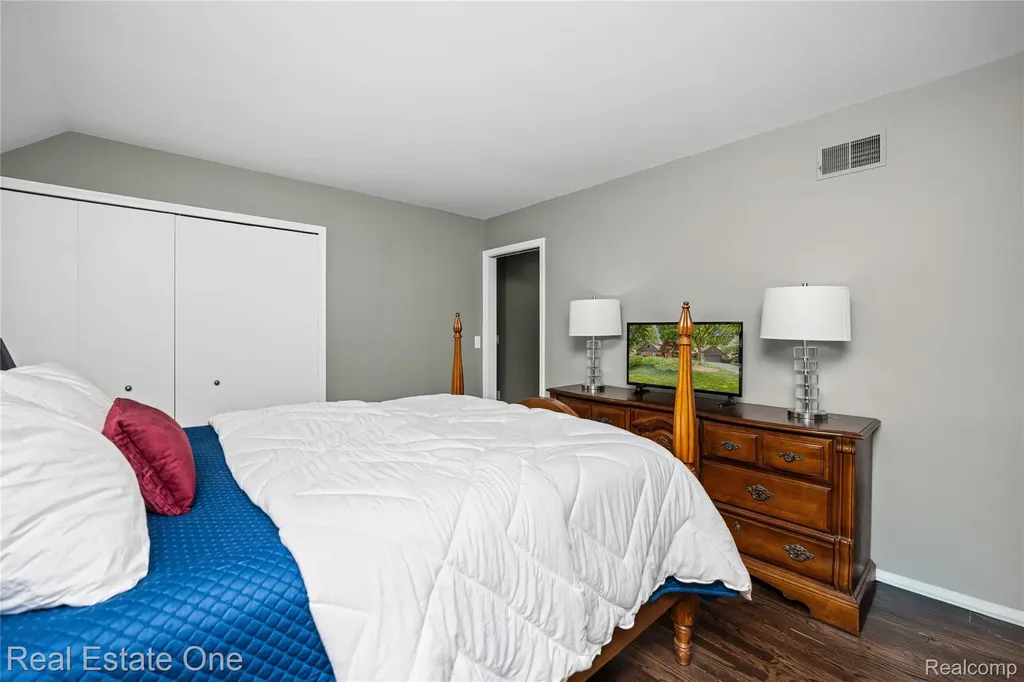28330 E Blom Drive Harrison Charter Township MI 48045