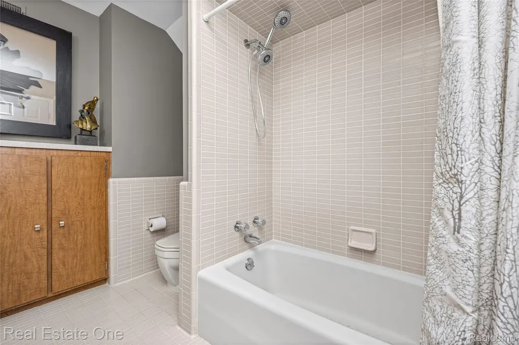 28330 E Blom Drive Harrison Charter Township MI 48045