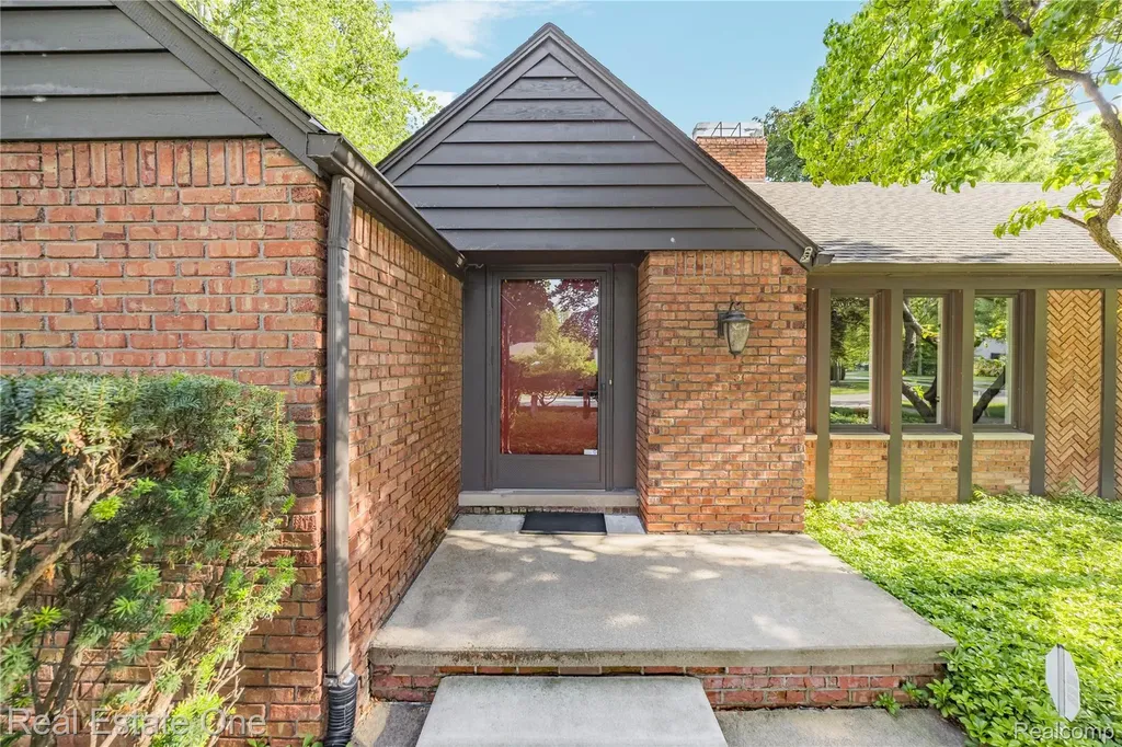 28330 E Blom Drive Harrison Charter Township MI 48045