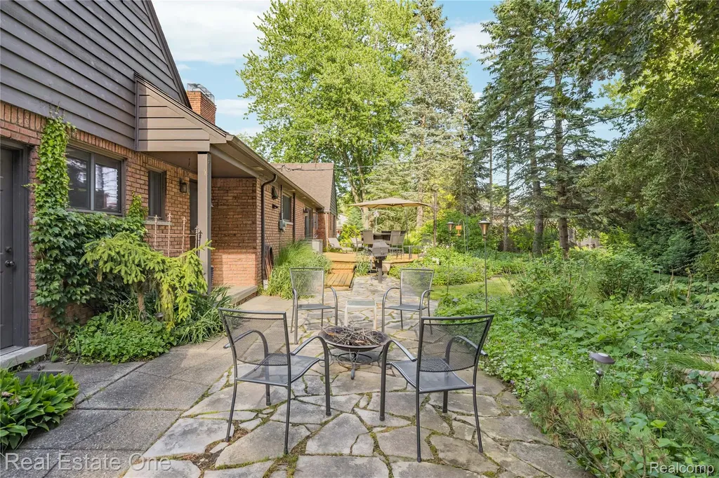 28330 E Blom Drive Harrison Charter Township MI 48045