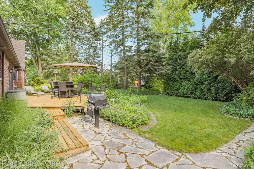28330 E Blom Drive Harrison Charter Township MI 48045