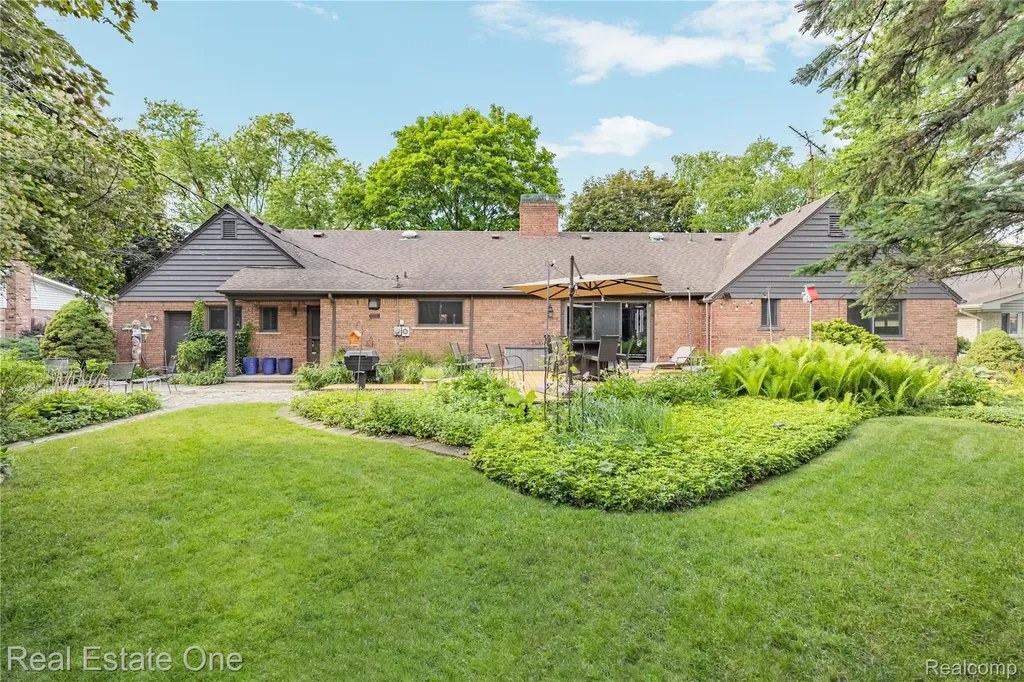 28330 E Blom Drive Harrison Charter Township MI 48045
