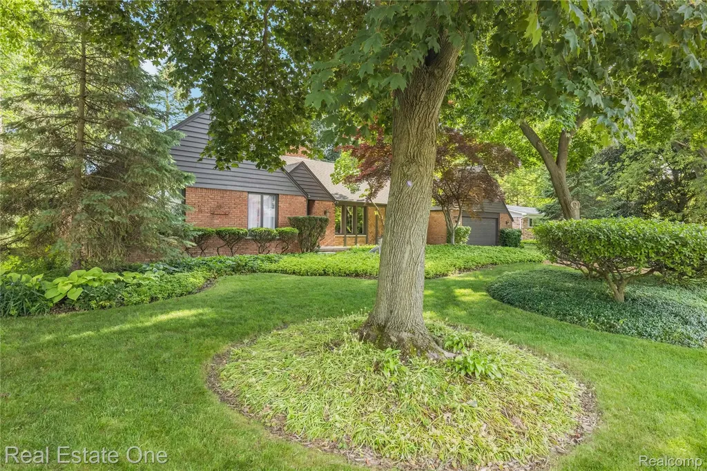 28330 E Blom Drive Harrison Charter Township MI 48045
