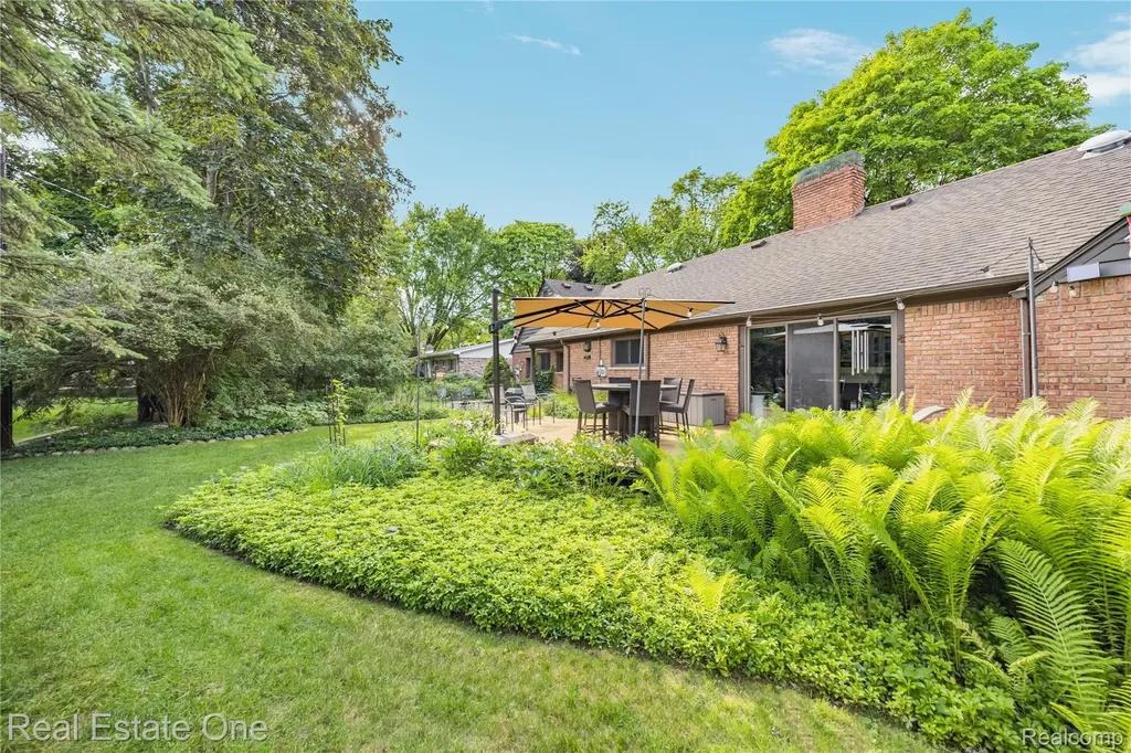 28330 E Blom Drive Harrison Charter Township MI 48045