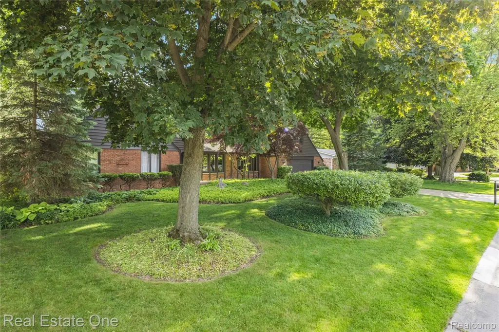 28330 E Blom Drive Harrison Charter Township MI 48045