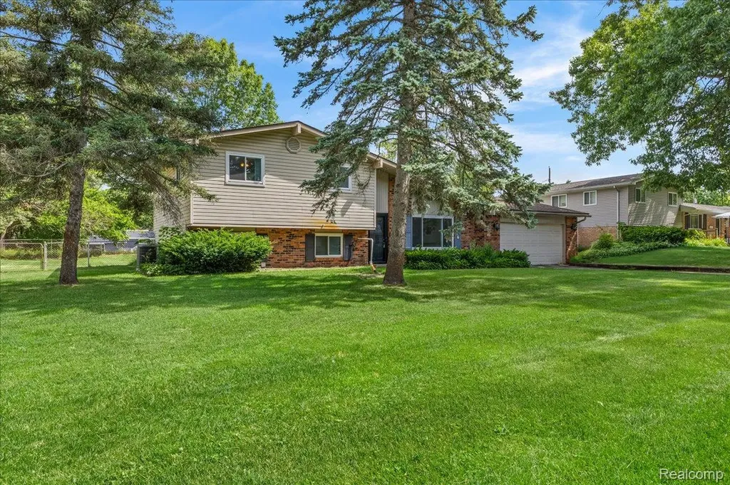 226 Ruppert Street Commerce Charter Township MI 48382