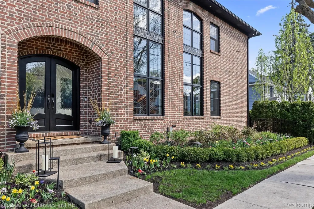 850 Greenwood Street Birmingham City MI 48009