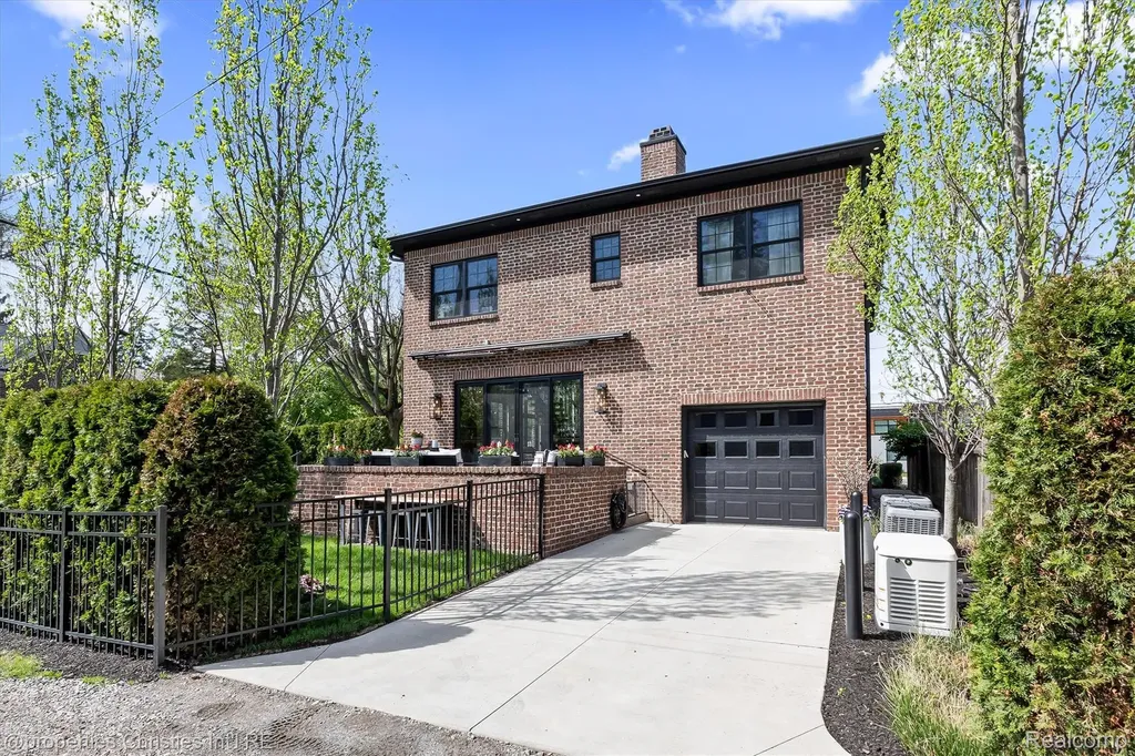 850 Greenwood Street Birmingham City MI 48009