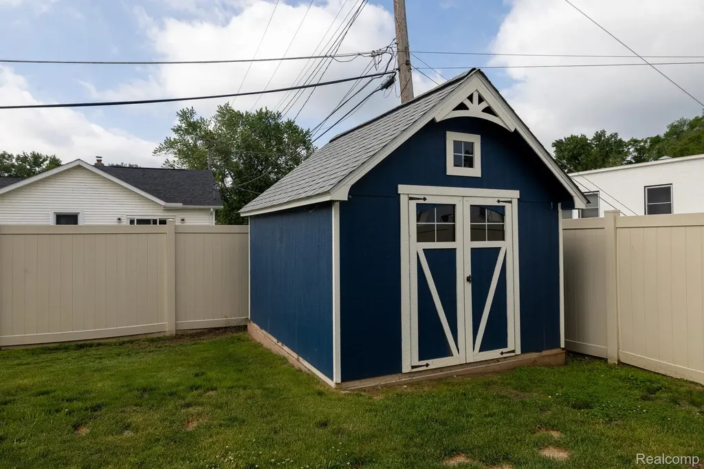 9185 Ashdown Avenue White Lake Charter Township MI 48386