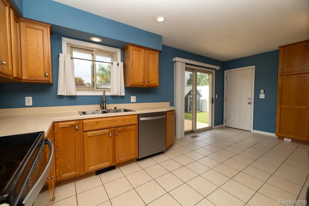 9185 Ashdown Avenue White Lake Charter Township MI 48386