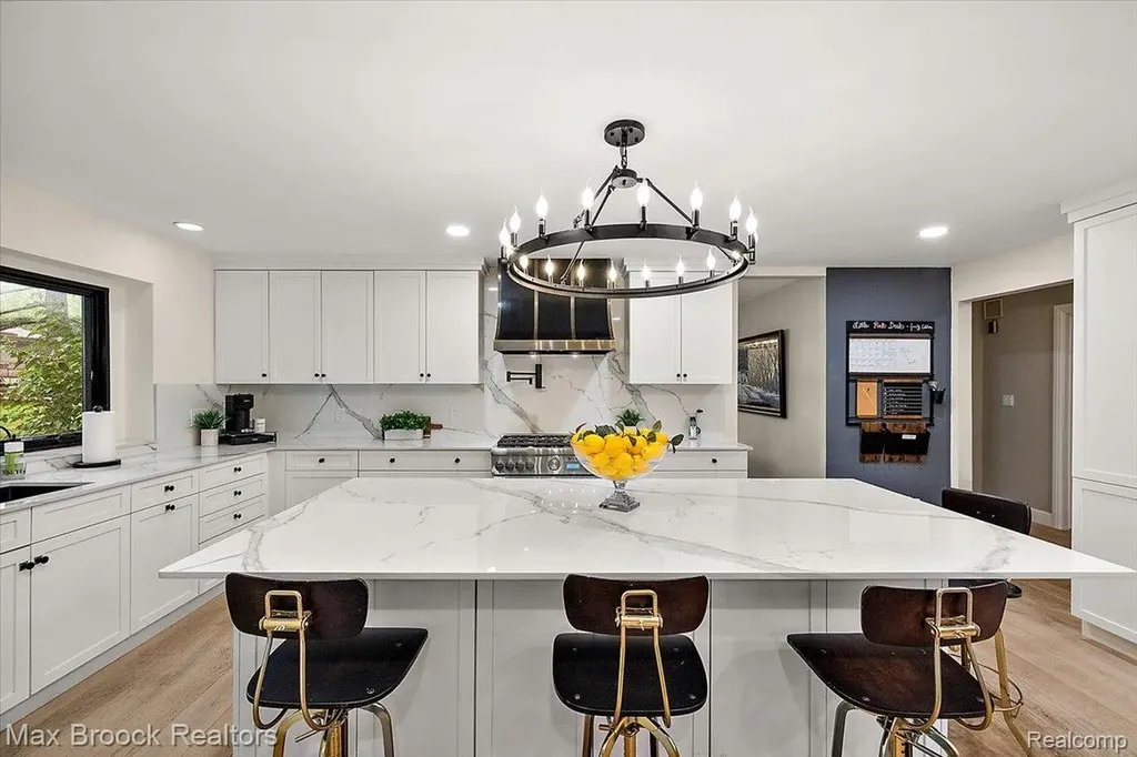 2999 Bloomfield Park Drive West Bloomfield Charter Township MI 48323